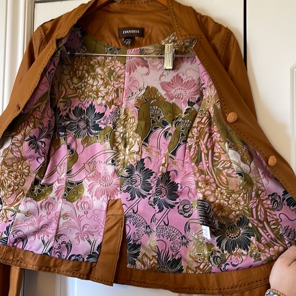 Danier brown soft leather jacket. - Picture 5 of 7